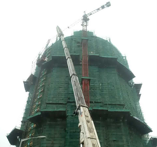 青浦吊车在工地上作业
